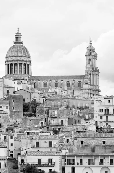 Itálie, Sicílie, Ragusa Ibla, barokní města a kopule katedrály svatého Jiří — Stock fotografie