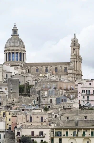 Italy, Sicily, Ragusa Ibla, view of the baroque town and St. George's Cathedral dome — Stock Photo, Image
