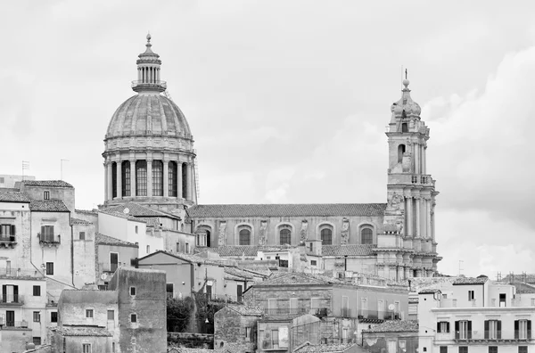 Itálie, Sicílie, Ragusa Ibla, barokní města a kopule katedrály svatého Jiří — Stock fotografie