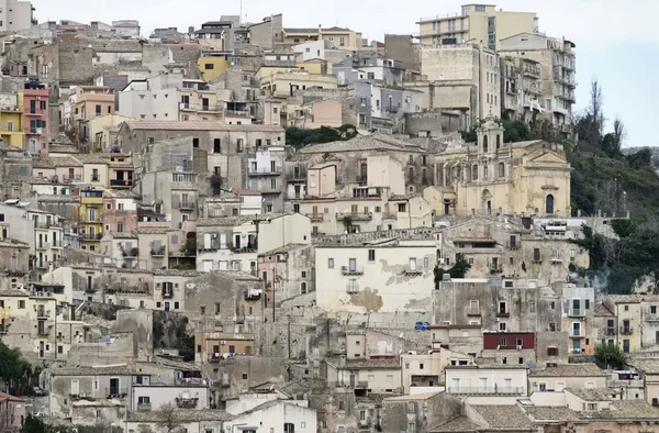 Италия, Сицилия, Рагуза-Ибла, вид на город в стиле барокко — стоковое фото