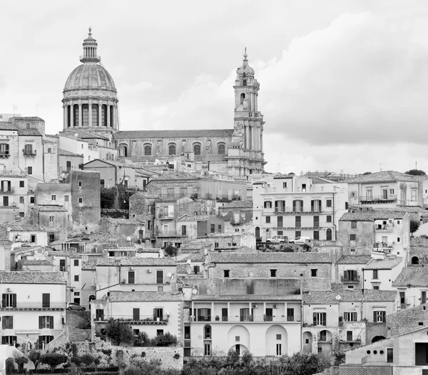 Italia, Sicilia, Ragusa Ibla, vista de la ciudad barroca y la cúpula de la Catedral de San Jorge — Foto de Stock