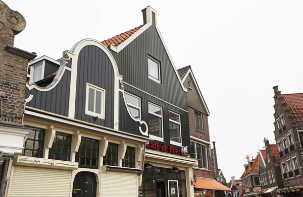 Holandsko, Volendam (Amsterdam); 9. října 2011, fasáda starých kamenných domů - Editorial — Stock fotografie