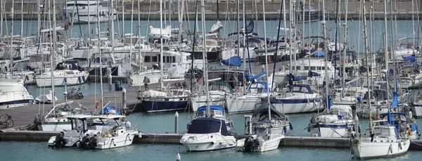 Италия, Сицилия, Средиземное море, Marina di Ragusa; 1 марта 2016, лодки и роскошные яхты в гавани - РЕДАКЦИЯ — стоковое фото