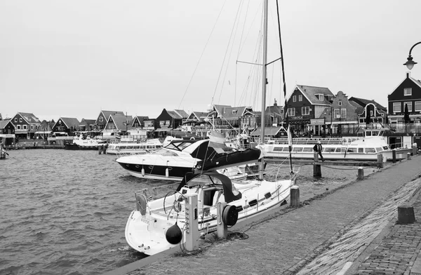 Holanda, Volendam (Amsterdam); 9 de octubre de 2011, barcos en el puerto - EDITORIAL — Foto de Stock