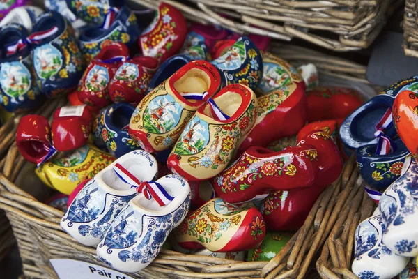 Holanda, Volendam (Amsterdam), zapatos de madera holandeses típicos en venta — Foto de Stock