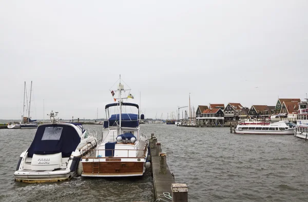 Голландия, Волендам (Амстердам); 9 октября 2011, лодки в порту - EDITORIAL — стоковое фото