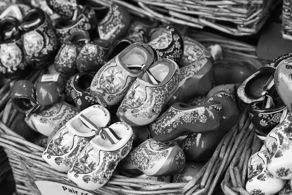 Holanda, Volendam (Amsterdam), zapatos de madera holandeses típicos en venta —  Fotos de Stock