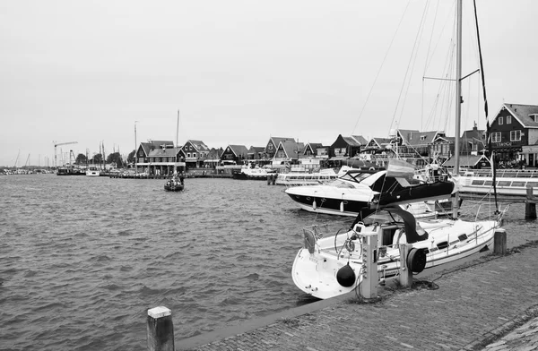 Holland, volendam (amsterdam); 9. Oktober 2011, Boote im Hafen - Leitartikel — Stockfoto