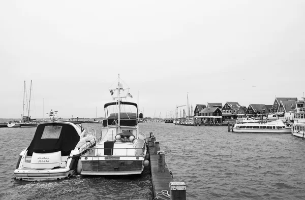 Holland, volendam (amsterdam); 9. Oktober 2011, Boote im Hafen - Leitartikel — Stockfoto