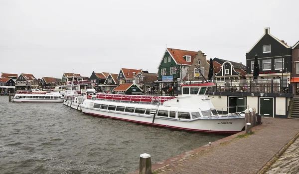 Holland, Volendam (Amsterdã); 9 de outubro de 2011, ferryboats no porto - EDITORIAL — Fotografia de Stock