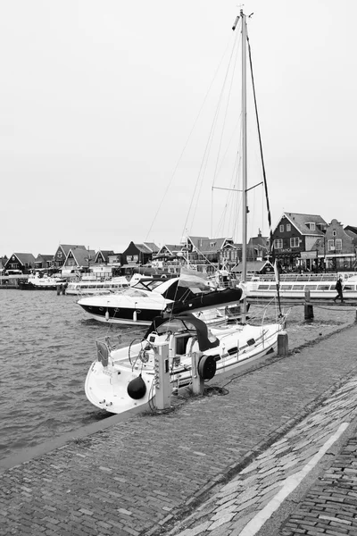 Голландія, Volendam (Амстердам); 9 жовтня 2011, катерів в порт - редакції — стокове фото