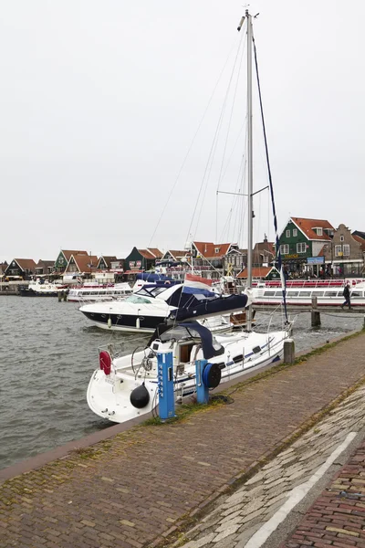 Holland, Volendam (Amsterdam); 9 oktober 2011, båtar i hamnen - ledare — Stockfoto