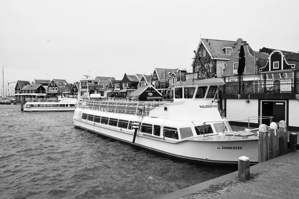 荷兰，沃伦达姆 （阿姆斯特丹）;2011 年 10 月 9 日，渡船港口-社论 — 图库照片