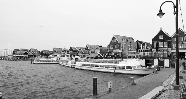 Holanda, Volendam (Amsterdam); 9 de octubre de 2011, transbordadores en el puerto - EDITORIAL — Foto de Stock
