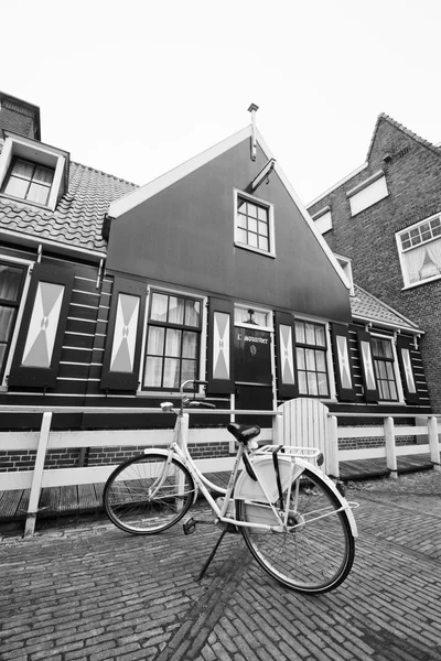 Holland, Volendam (Amsterdam); 9 ottobre 2011, una bicicletta parcheggiata di fronte a una vecchia casa di pietra - EDITORIALE — Foto Stock