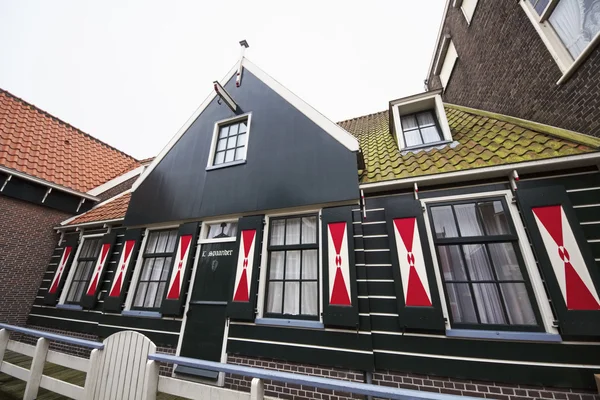 Holandsko, Volendam (Amsterdam); 9. října 2011, starý kamenný dům fasáda - Editorial — Stock fotografie