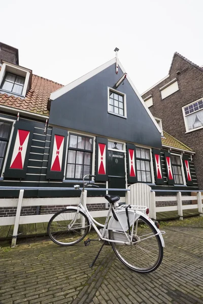 Hollande, Volendam (Amsterdam) ; 9 octobre 2011, un vélo stationné devant une vieille maison en pierre - EDITORIAL — Photo