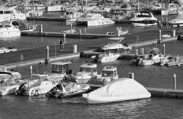 意大利的西西里岛，地中海，玛丽娜迪拉古;2016 年 3 月 2 日，小船和豪华游艇在码头-社论 — 图库照片