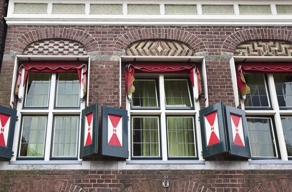 Holandsko, Volendam (Amsterdam); 9. října 2011, starý kamenný dům fasáda - Editorial — Stock fotografie