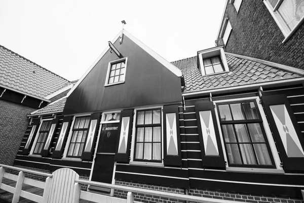 Голландия, Волендам (Амстердам); 9 октября 2011, старый каменный фасад дома - РЕДАКЦИЯ — стоковое фото