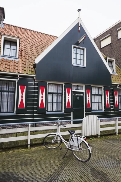 Holland, Volendam (Amsterdam); 9 oktober 2011, een fiets geparkeerd voor een oud stenen huis - redactie — Stockfoto