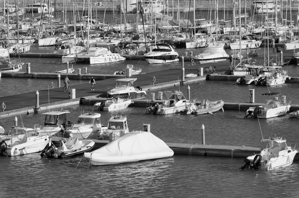 Italia, Sicilia, Mar Mediterráneo, Marina di Ragusa; 2 de marzo de 2016, barcos y yates de lujo en el puerto deportivo - EDITORIAL —  Fotos de Stock
