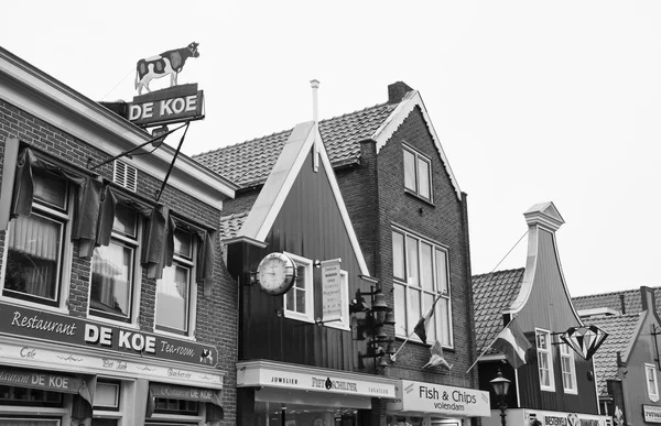 Holland, Volendam (Amsterdam); 9 oktober 2011, fasaden av gamla sten hus - ledare — Stockfoto