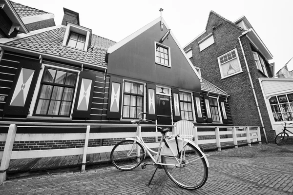 Holland, Volendam (Amsterdam); 9 oktober 2011, en cykel parkerade framför ett gammalt stenhus - ledare — Stockfoto