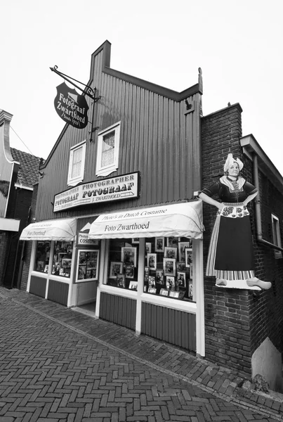 オランダ、フォーレンダム (アムステルダム);2011 年 10 月 9 日、ファサードの古い石造りの家 - 社説 — ストック写真