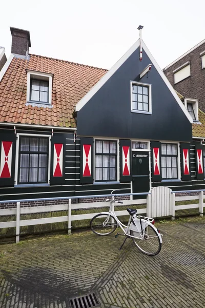 Holland, Volendam (Amsterdam); 9 oktober 2011, een fiets geparkeerd voor een oud stenen huis - redactie — Stockfoto