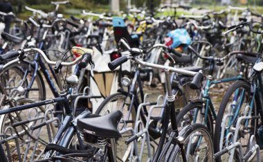 Holland, Vollendam (Amsterdam); 9 Ekim 2011, Otopark - editoryal bisikletler