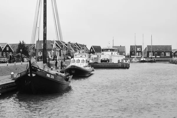 Holland, Volendam (Amsterdam); 9 oktober 2011, uitzicht op de haven en het dorp - redactie — Stockfoto