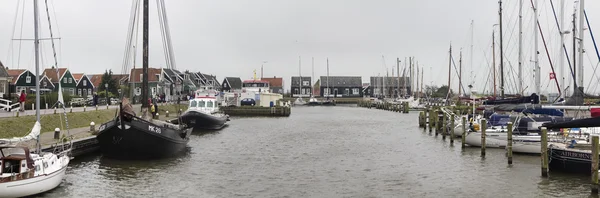 Holland, Volendam (Amsterdam); 9 oktober 2011, utsikt över hamnen och byn - ledare — Stockfoto