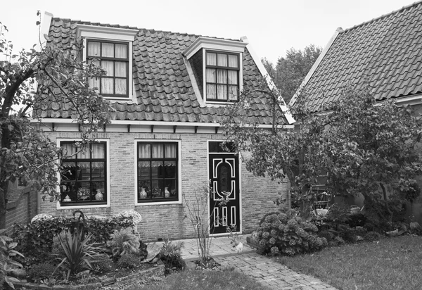 Holland, Amsterdam; 9 oktober 2011, typische oude stenen huis - redactie — Stockfoto