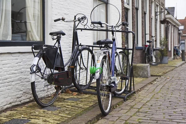 Holland, volendam (amsterdam); 9. Oktober 2011, in einer zentralen straße abgestellte fahrräder - Leitartikel — Stockfoto