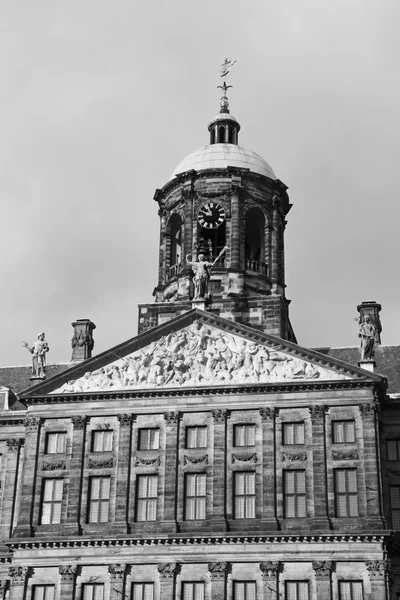 Holland, amsterdam, dam-torget, kungliga palatset fasaden (koninklijk paleis), byggdes på 1600-talet — Stockfoto