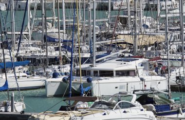 İtalya, Sicilya, Akdeniz, Marina di Ragusa; 4 Mart 2016, marina - editoryal Lüks Yatlar