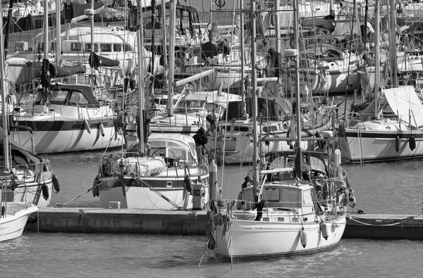 Italien, Sicilien, Medelhavet, Marina di Ragusa; 4 mars 2016, yachter lyxiga i marina - ledare — Stockfoto