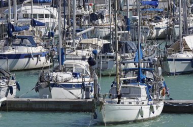 İtalya, Sicilya, Akdeniz, Marina di Ragusa; 4 Mart 2016, marina - editoryal Lüks Yatlar