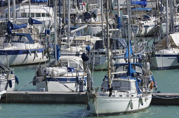 Itálie, Sicílie, Středozemní moře, Marina di Ragusa; 4. březen 2016, luxusní jachty v přístavu - Editorial — Stock fotografie