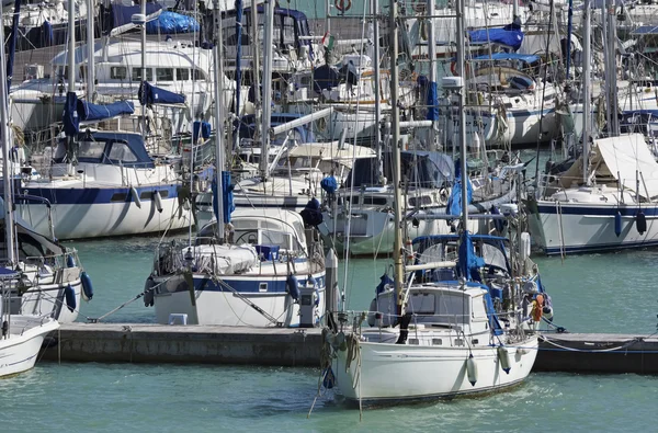 Itália, Sicília, Mar Mediterrâneo, Marina di Ragusa; 4 Março 2016, iates de luxo na marina - EDITORIAL — Fotografia de Stock