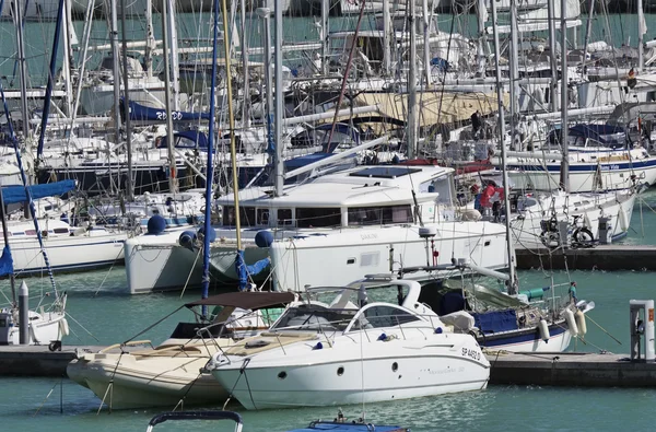 Italia, Sicilia, Mar Mediterráneo, Marina di Ragusa; 4 de marzo de 2016, yates de lujo en el puerto deportivo - EDITORIAL —  Fotos de Stock