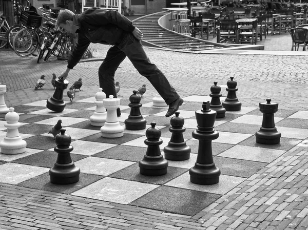 Holland, Amsterdã; 10 de outubro de 2011, homem jogando xadrez em uma rua central - EDITORIAL — Fotografia de Stock