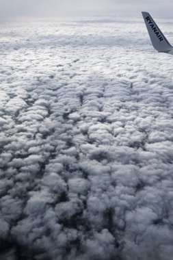 İtalya; 5 Mart 2016, bulutların üzerinde - editoryal uçan uçak