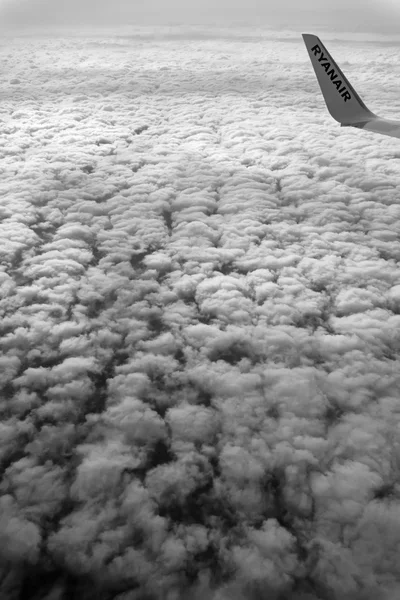 Italien; 5 mars 2016, flygplan som flyger ovanför molnen - ledare — Stockfoto