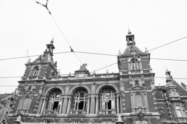 Hollanda, Amsterdam, görünümünü Merkez Tren Garı cephe ve tramvay elecric hattı