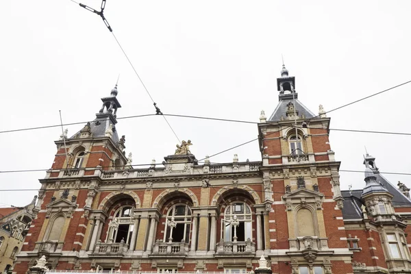 Olanda, Amsterdam, veduta della facciata della Stazione Centrale e delle linee elettriche del tram — Foto Stock