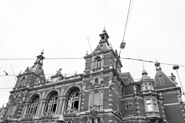 Holland, Amsterdam, view of the Central Railway Station facade and tram elecric lines — Stock Photo, Image