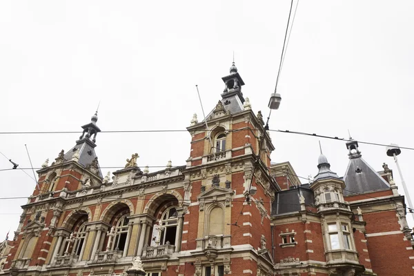 Holanda, Ámsterdam, vista de la fachada de la Estación Central de Ferrocarriles y líneas elecricas de tranvía —  Fotos de Stock