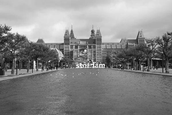 Holland, Amsterdam; 10 oktober 2011, folk på torget Rijksmuseum - ledare — Stockfoto